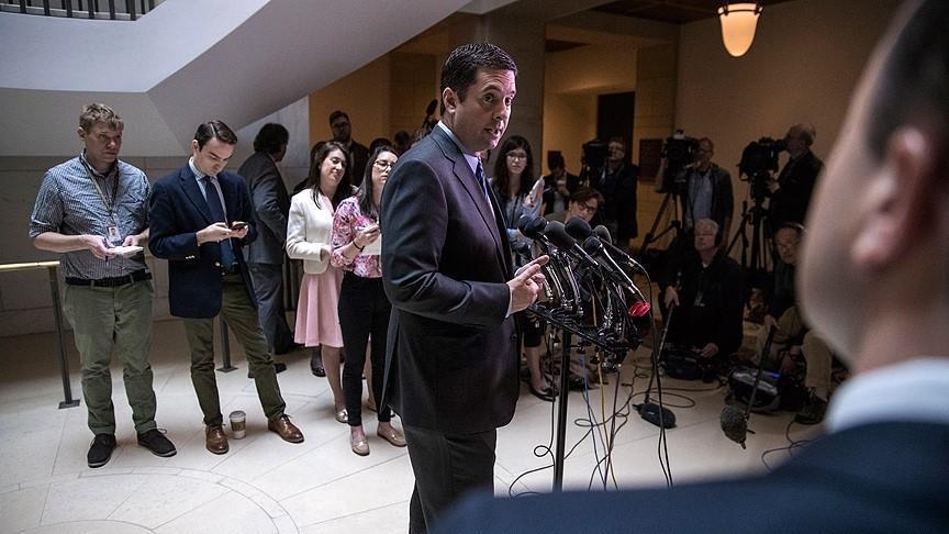 Head of US intelligence inquiry refuses to step aside