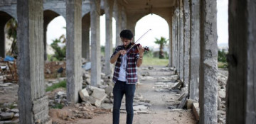 Iraqi violinist plays in Mosul as troops battle IS