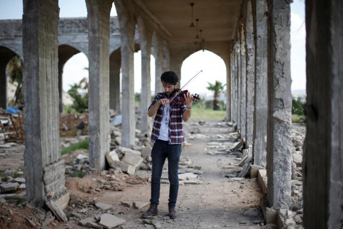 Iraqi violinist plays in Mosul as troops battle IS