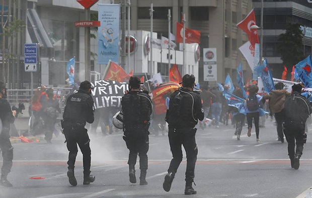 Police and demonstrators clash in Istanbul on May Day, detentions reported