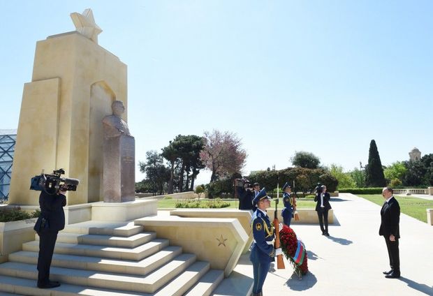 Azerbaijani president attends ceremony to mark Victory Day