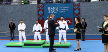 Azerbaijani President presents gold medal to Nijat Shihalizade