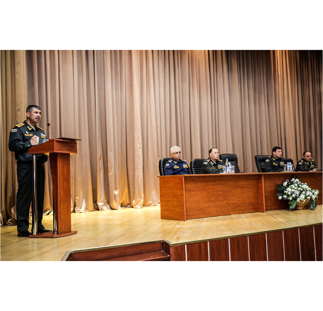Minister of Defense meets with young lieutenants