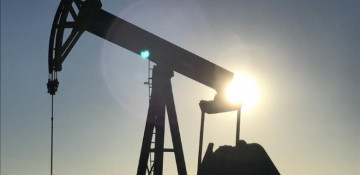 Oil rises one percent on weaker dollar, but U.S. drilling drags