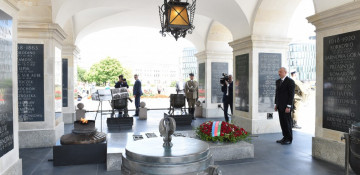 President Ilham Aliyev visited the Tomb of the Unknown Soldier in Warsaw