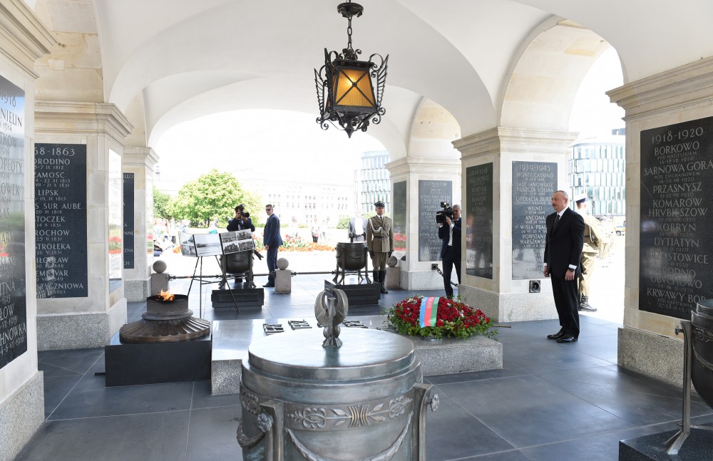 President Ilham Aliyev visited the Tomb of the Unknown Soldier in Warsaw