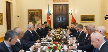 Presidents of Azerbaijan, Poland hold expanded meeting