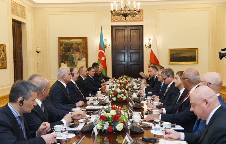 Presidents of Azerbaijan, Poland hold expanded meeting