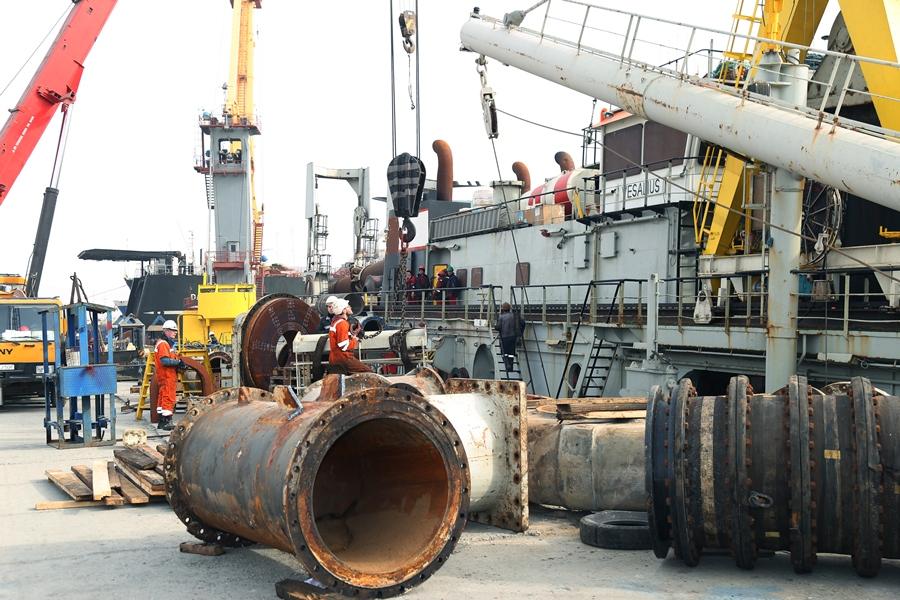 Azerbaijan overhauling dry cargo ship