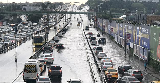 Heavy rainfall paralyzes life in Istanbul