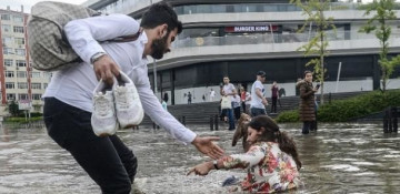 Heavy rainfall causes floods, havoc in Istanbul, disrupts transportation - VIDEO
