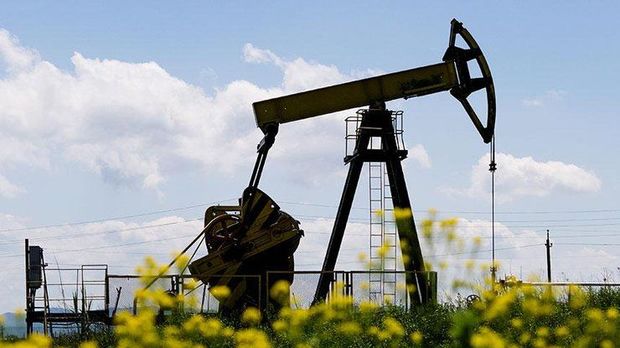 Oil rises, gasoline jumps 10 percent as U.S. refineries reel