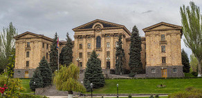 Bomb threat reported at Armenian parliament