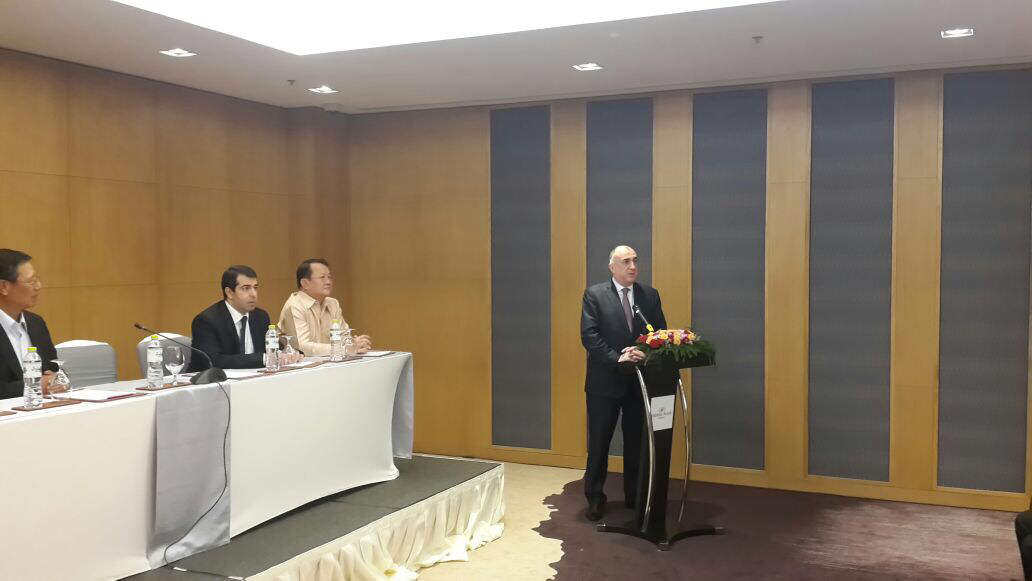 Azerbaijani FM Elmar Mammadyarov meets with Laos graduates of Azerbaijani universities