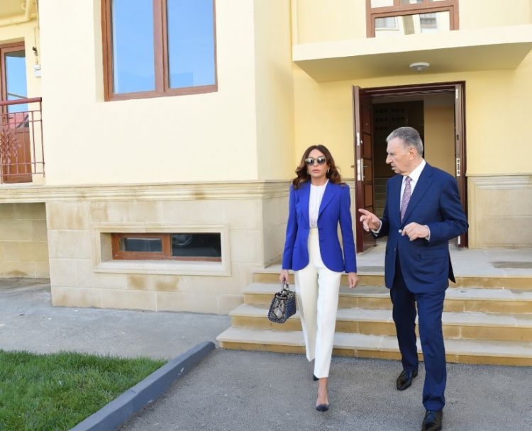 First Vice-President Mehriban Aliyeva visits new building for IDP families