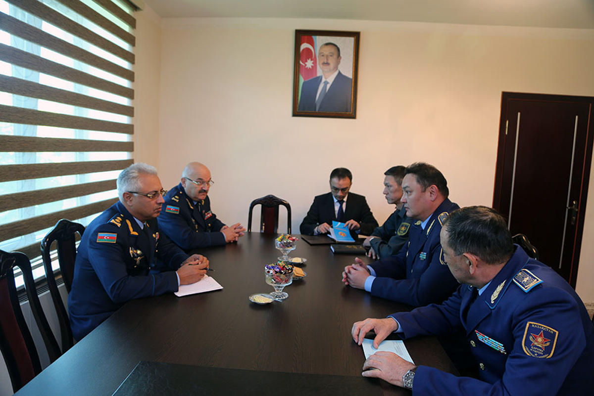 Kazakh air force commander mulls cooperation in Baku