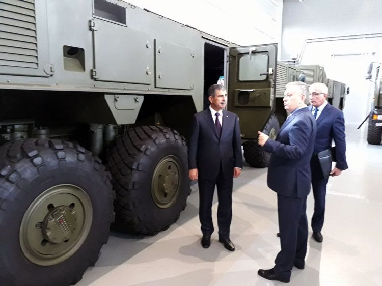 Azerbaijan’s Defense Minister gets acquainted with Belarusian-made military hardware