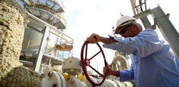 Oil up 2 percent, Brent hits $60 per barrel on support for extending curbs