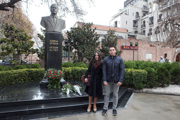 Leyla Aliyeva visits Heydar Aliyev's monument in Tbilisi - PHOTO
