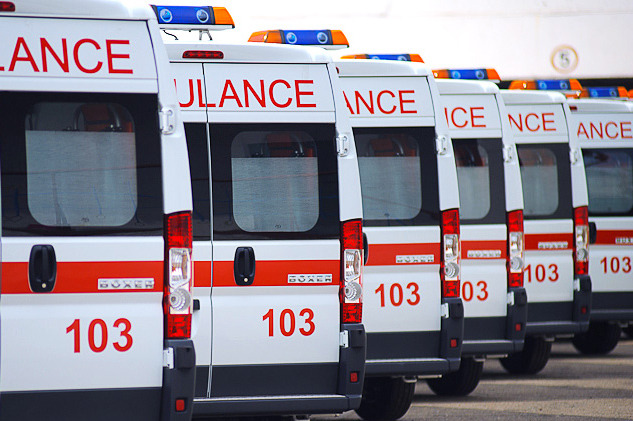 Car falls into river in Yerevan after hitting tree