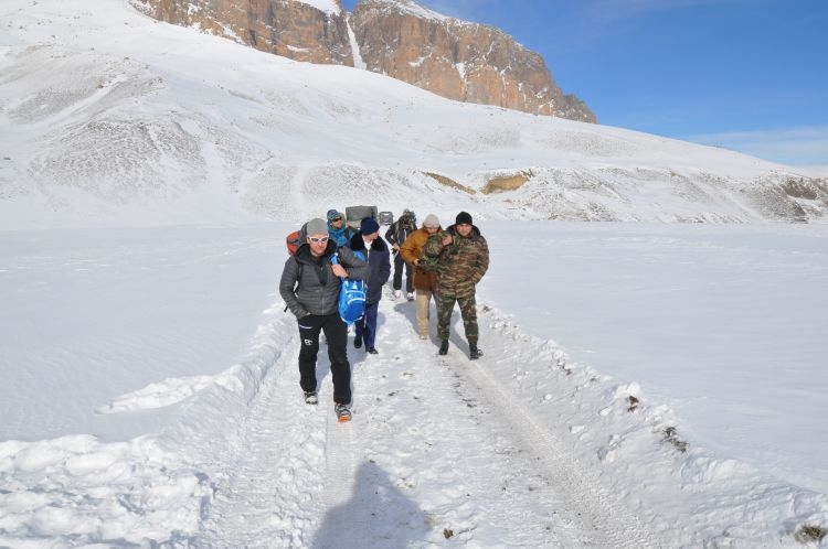 Foreign experts visit area of search of missing climbers