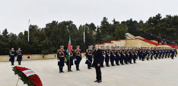 President Ilham Aliyev pays tribute to 20 January martyrs - PHOTOS