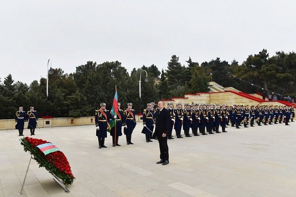 President Ilham Aliyev pays tribute to 20 January martyrs - PHOTOS