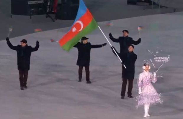 Patrick Brachner carries Azerbaijan's flag in Winter Olympics Opening Ceremony - VIDEO