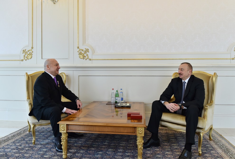 President Ilham Aliyev presents “Dostlug” Order to director of Moscow Academic Theatre of Satire