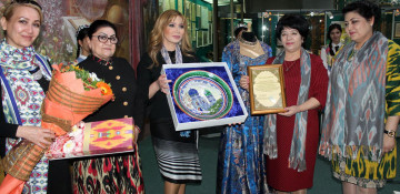 Fakhriya Khalafova presents unique Uzbek silks 