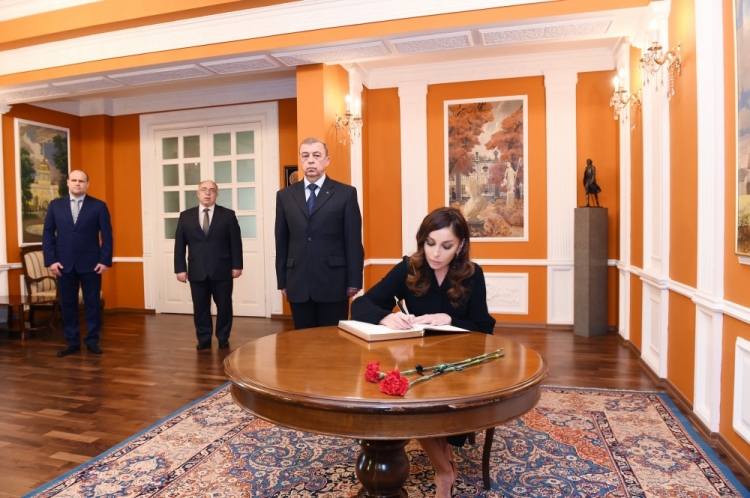First VP Mehriban Aliyeva signs book of condolences at Russian embassy in Azerbaijan