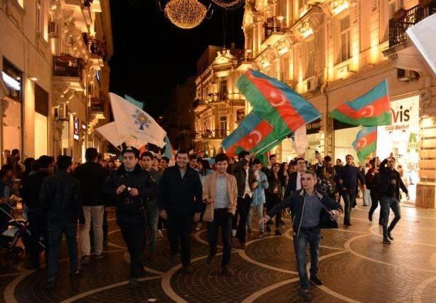 Young YAP members take to Baku streets to celebrate Ilham Aliyev’s victory in presidential election 