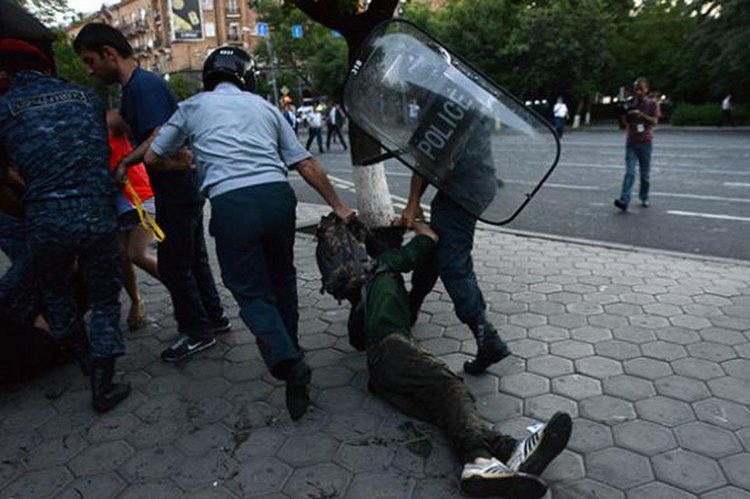 US calls on Armenian government to show restraint