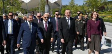 President Ilham Aliyev visits monument to Heydar Aliyev in Ankara