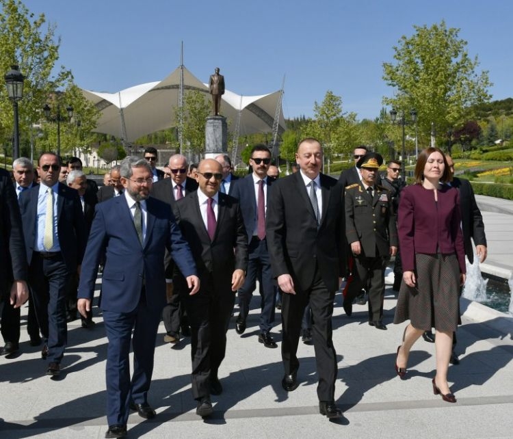 President Ilham Aliyev visits monument to Heydar Aliyev in Ankara