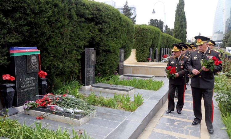 Azerbaijan’s high-ranking military officers pay tribute to national hero Albert Agarunov
