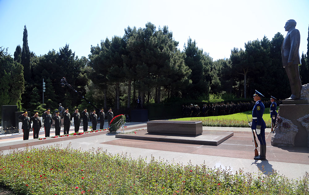 Leadership of Azerbaijan's Defense Ministry visits Alley of Honor