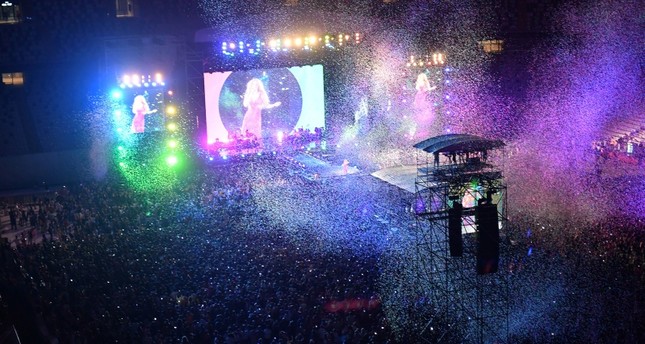Istanbul crowd ecstatic as Shakira delivers resounding performance