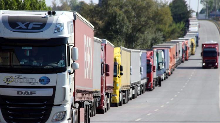 Iran abolishes duty levied on trucks traveling from Azerbaijan to Qatar