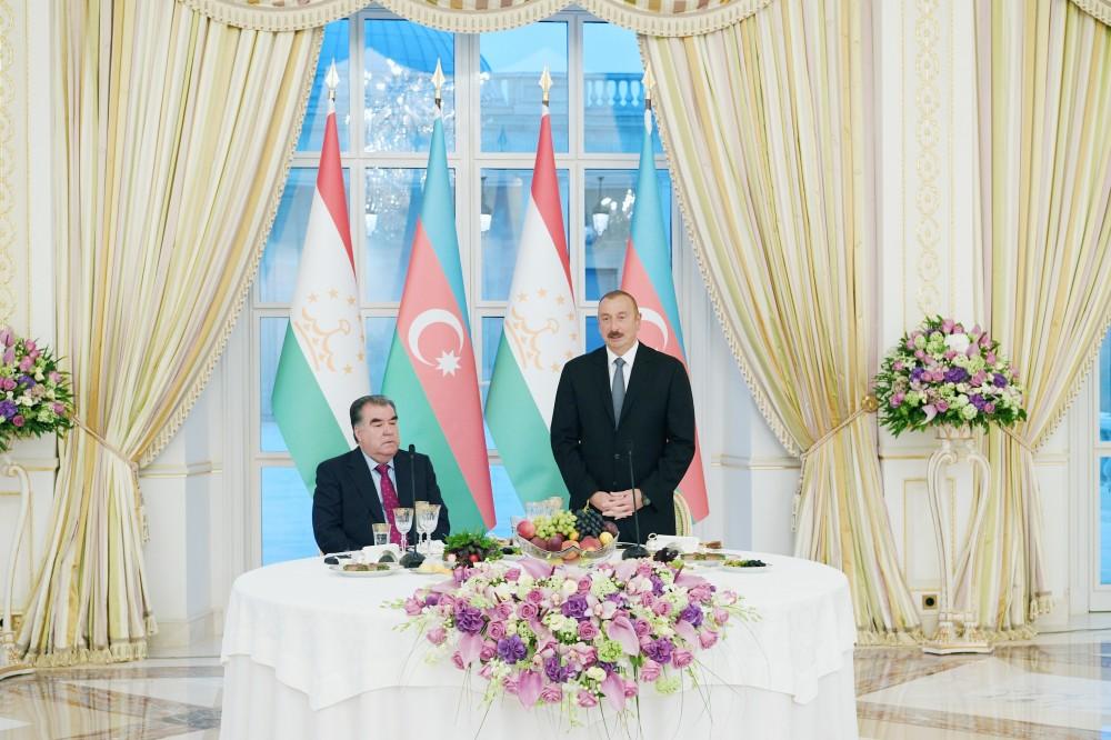 Azerbaijani president hosts official reception in honor of Tajik counterpart