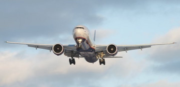 Chinese Xiamen airline boeing crash-lands at Manila Airport