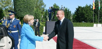 Merkel arrives in Baku - PHOTOS