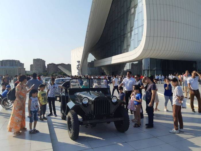 Baku hosts parade and exhibition of retro cars