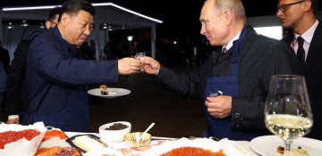 Putin & Xi cook pancakes, devour them with Russian caviar and vodka - VIDEO
