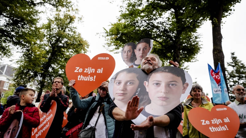 Armenian asylum seeking families hardly let themselves be deported