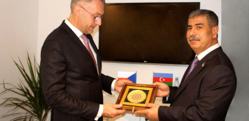 Azerbaijan Defense Minister meets with his Czech counterpart 