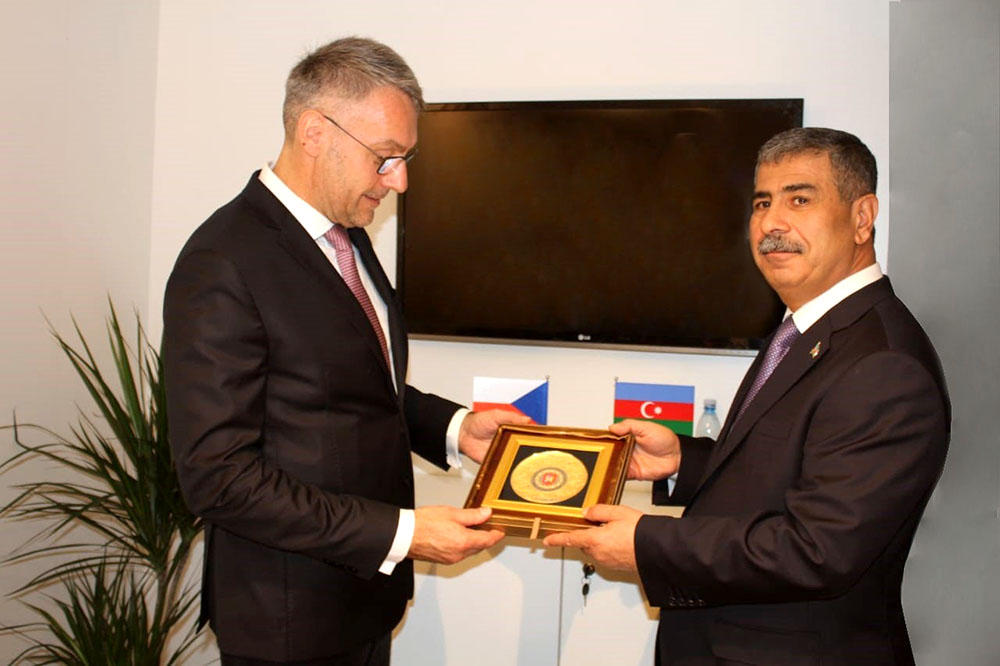 Azerbaijan Defense Minister meets with his Czech counterpart 