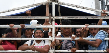 Trump threatens to close Mexico border if migrants not stopped