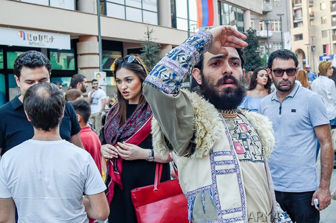 Armenian population drops by 10,400 people