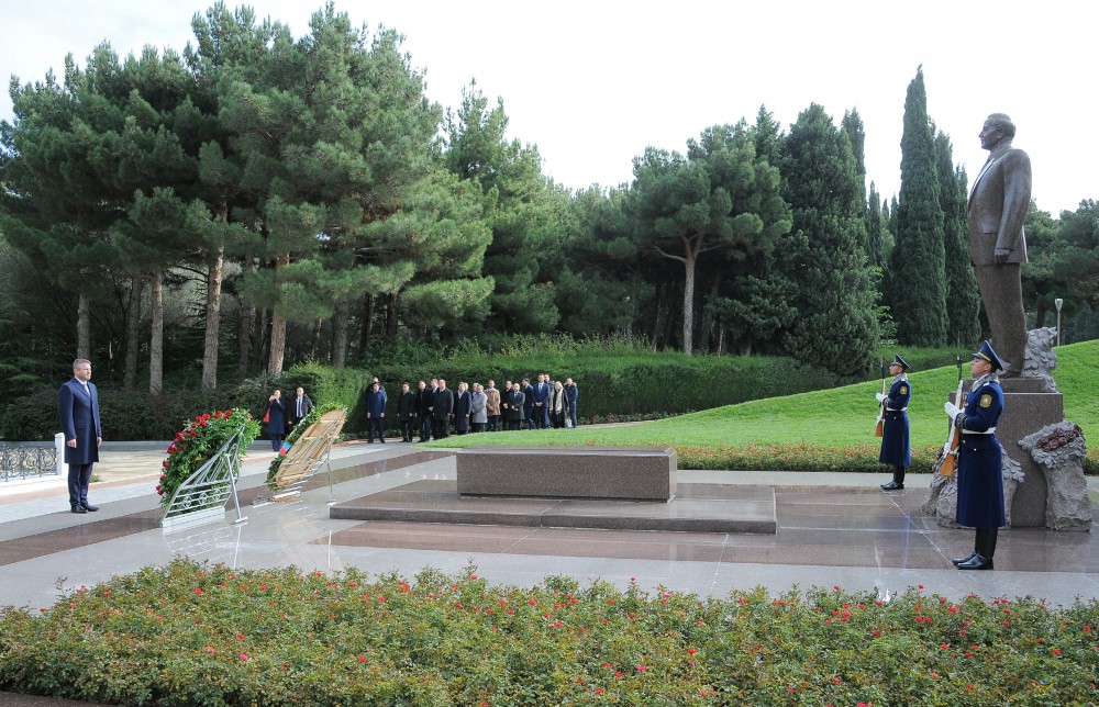 Slovak PM pays respect to national leader Heydar Aliyev and Azerbaijani martyrs